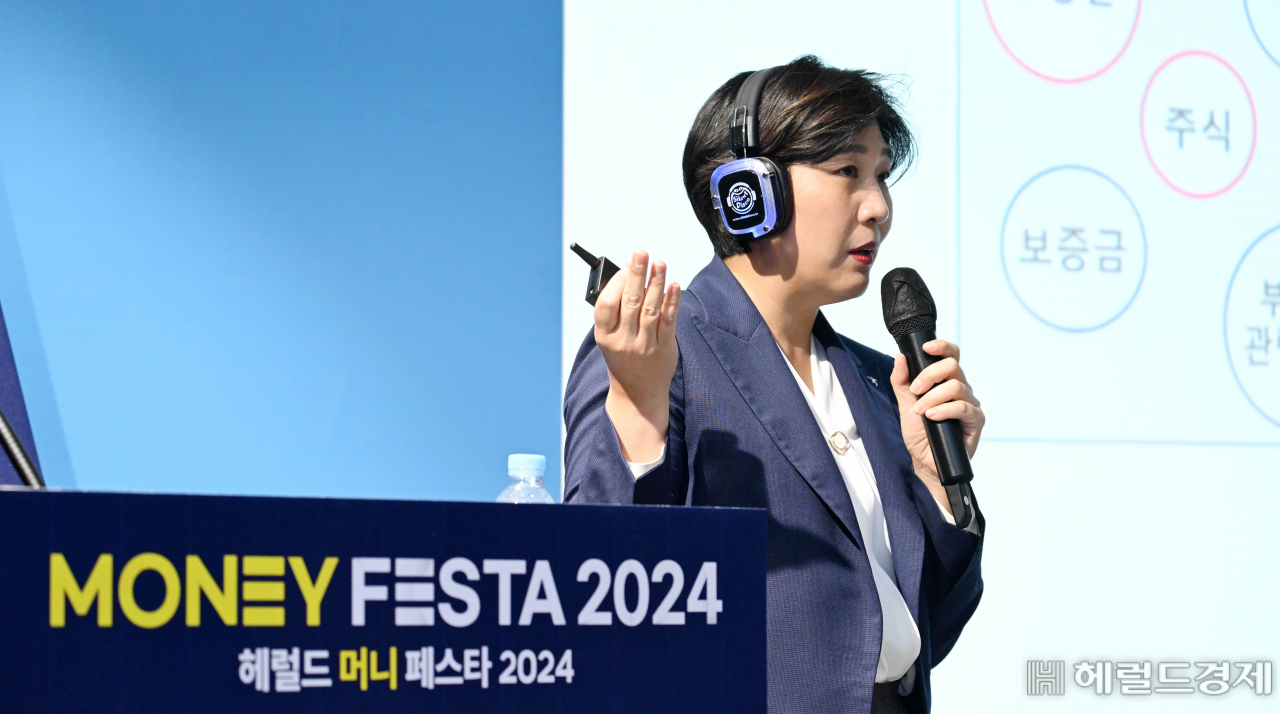 하승희 하나리빙트러스트센터 팀장이 2일 오전 서울 강남구 코엑스 더플라츠에서 열린 '헤럴드 머니 페스타 2024'에서 '신탁을 활용한 상속설계'의 주제로 강연을 하고 있다. ‘헤럴드 머니페스타 2024’는 ‘경제적 자유’란 미래를 설계하는 데 유용한 행사로 취업 준비생부터 직장인, 자영업자는 물론, 은퇴 후 행복한 삶을 계획 중인 중년층 등 다양한 계층을 위한 주식·부동산·금융상품·절세·가상자산 등 재테크와 관련한 모든 정보가 총망라된다. 이상섭 기자