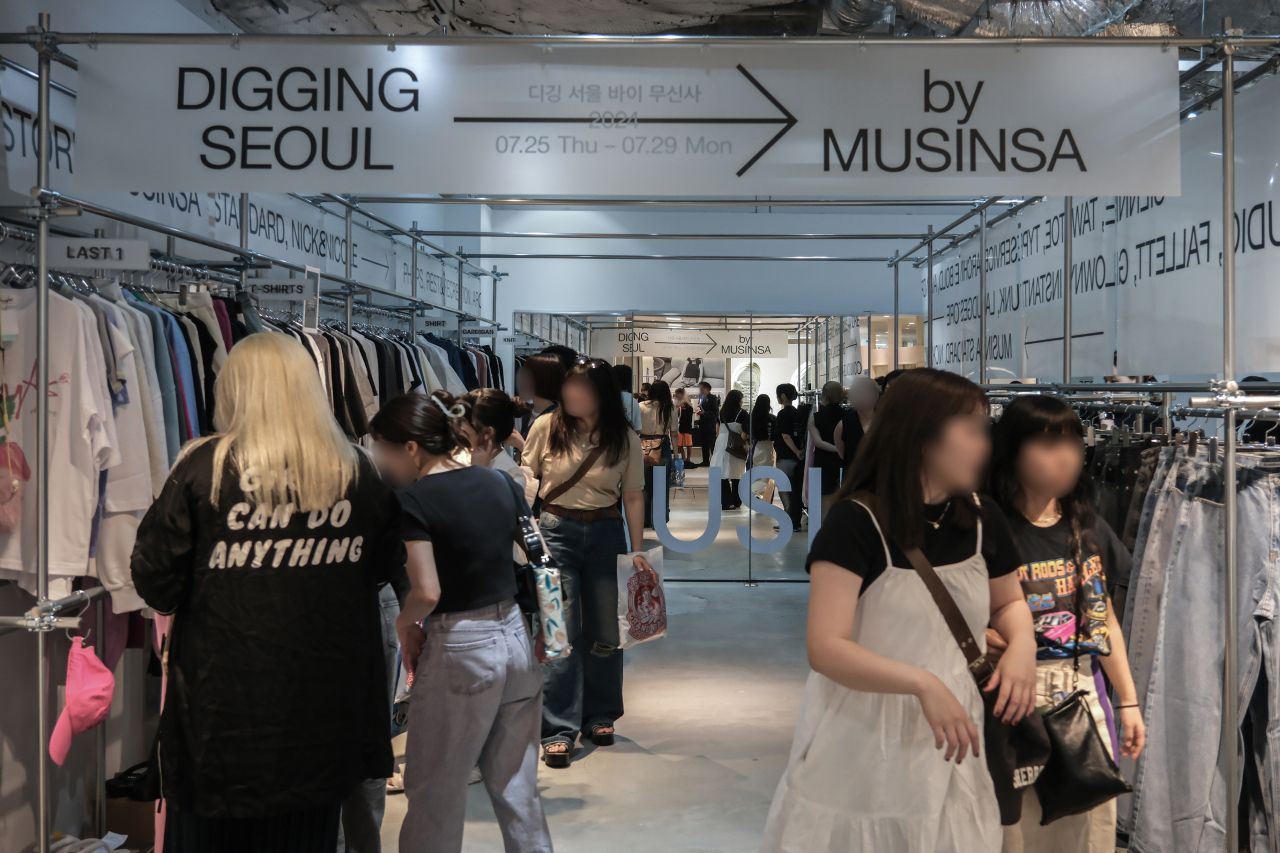 지난 7월 일본 도쿄 라포레 하라주쿠에서 ‘디깅 서울 바이 무신사’를 주제로 열린 팝업 스토어 현장. [무신사 제공]