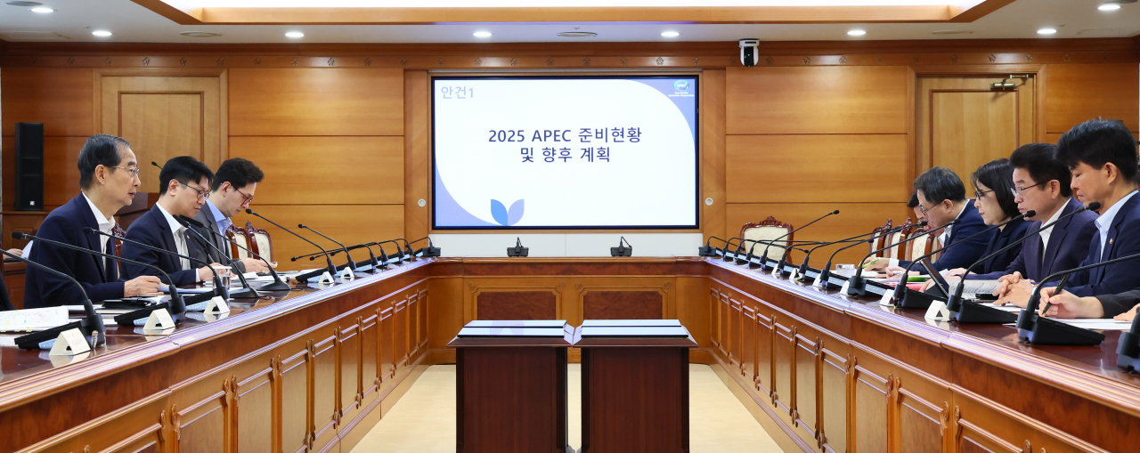 한덕수 국무총리가 지난 8월 서울 종로구 정부서울청사에서 열린 2025 APEC 정상회의 관계기관 점검회의를 주재하고 있다. [연합]