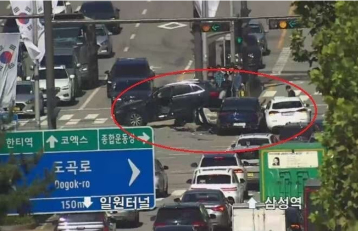 2일 오전 11시 48분께 서울 강남구 대치동 한 사거리에서 70대 여성이 몬 벤츠가 차량 3대를 들이 받는 사고를 냈다. [서울교통정보센터 토피스(TOPIS) 갈무리]