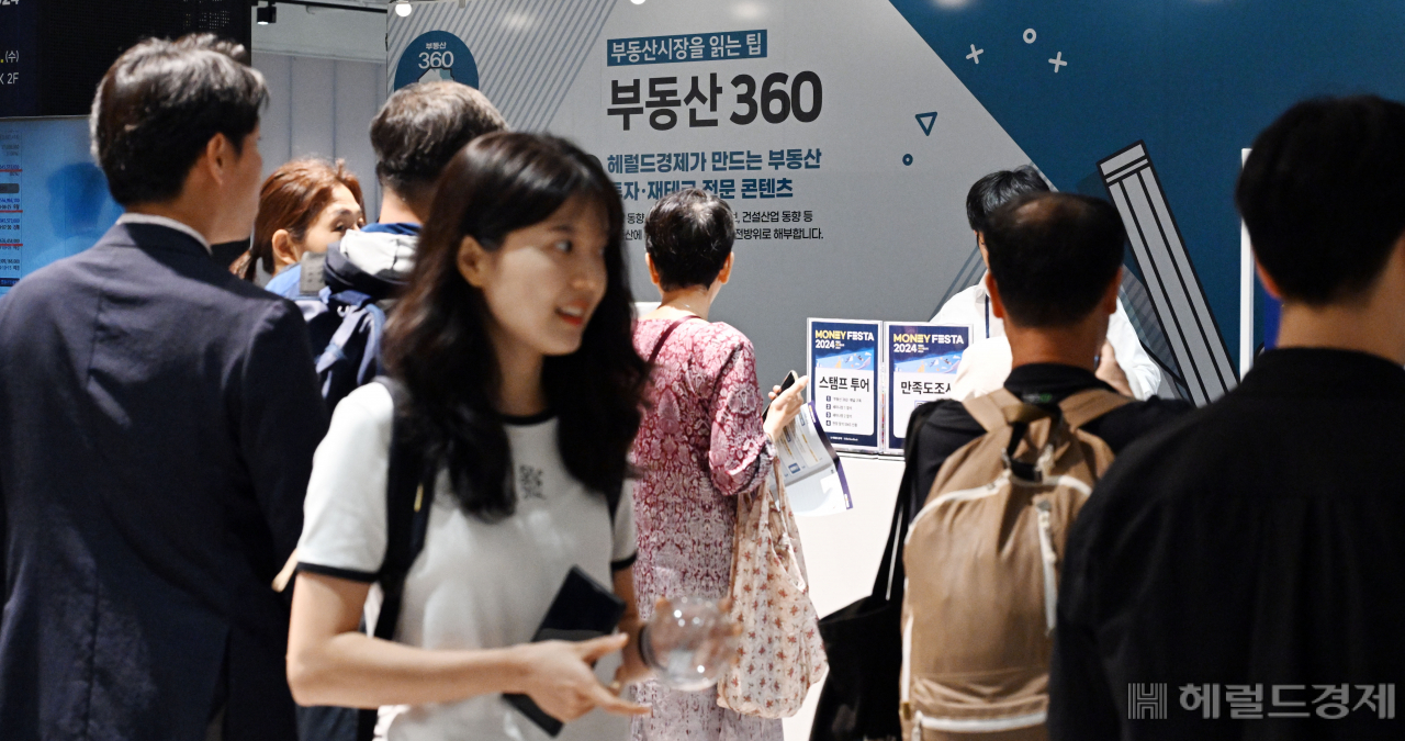 ‘헤럴드 머니페스타 2024’가 지난 1일 오전 서울 강남구 코엑스 더플라츠에서 열린 가운데 관람객들이 부동산360 부스를 찾아 체험을 대기하고 있다. 2일까지 열리는 ‘헤럴드 머니페스타 2024’는 ‘경제적 자유’란 미래를 설계하는 데 유용한 행사로 취업 준비생부터 직장인, 자영업자는 물론, 은퇴 후 행복한 삶을 계획 중인 중년층 등 다양한 계층을 위한 주식·부동산·금융상품·절세·가상자산 등 재테크와 관련한 모든 정보가 총망라된다. 박해묵 기자