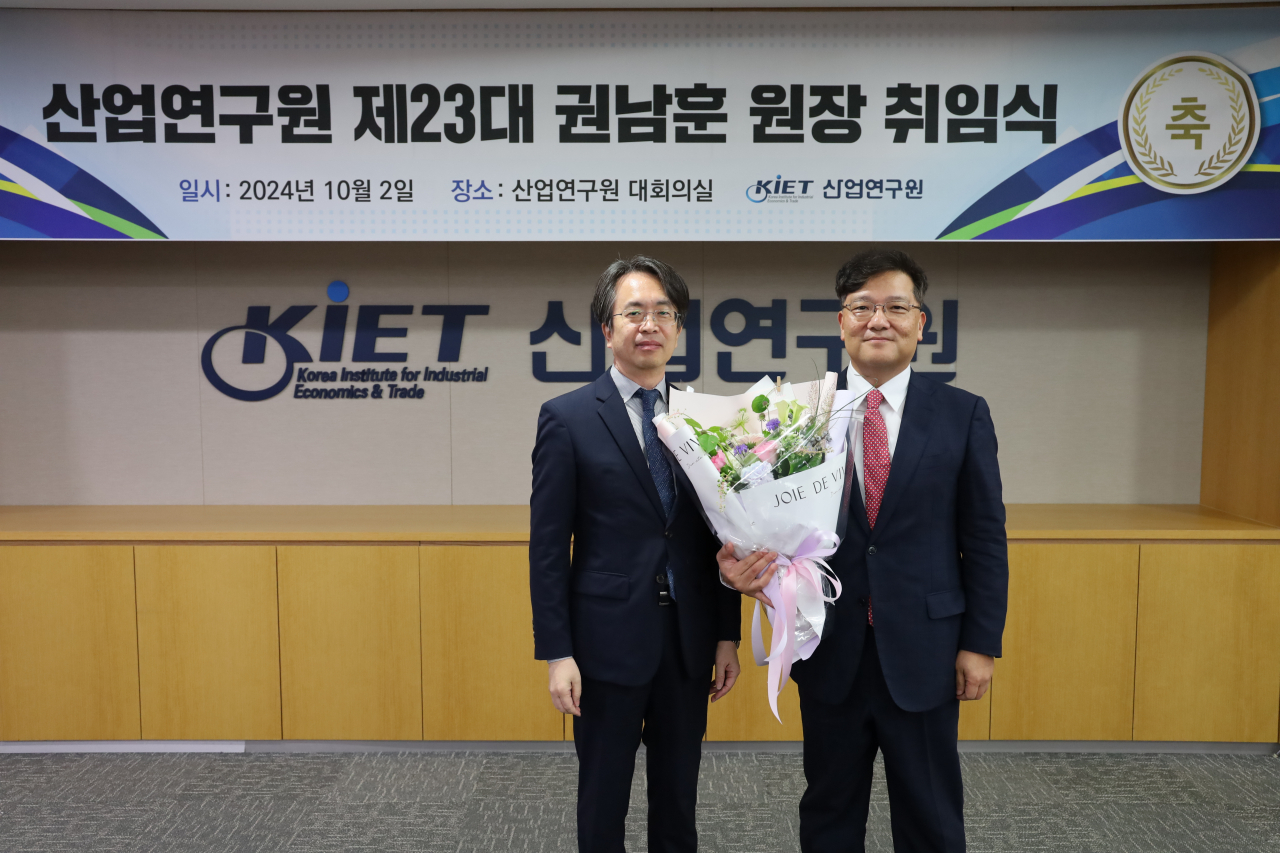 권남훈(오른쪽) 산업연구원 신임원장이 2일 세종시 본원에서 취임식을 갖고 기념촬영을 하고 있다. [산업연구원 제공]