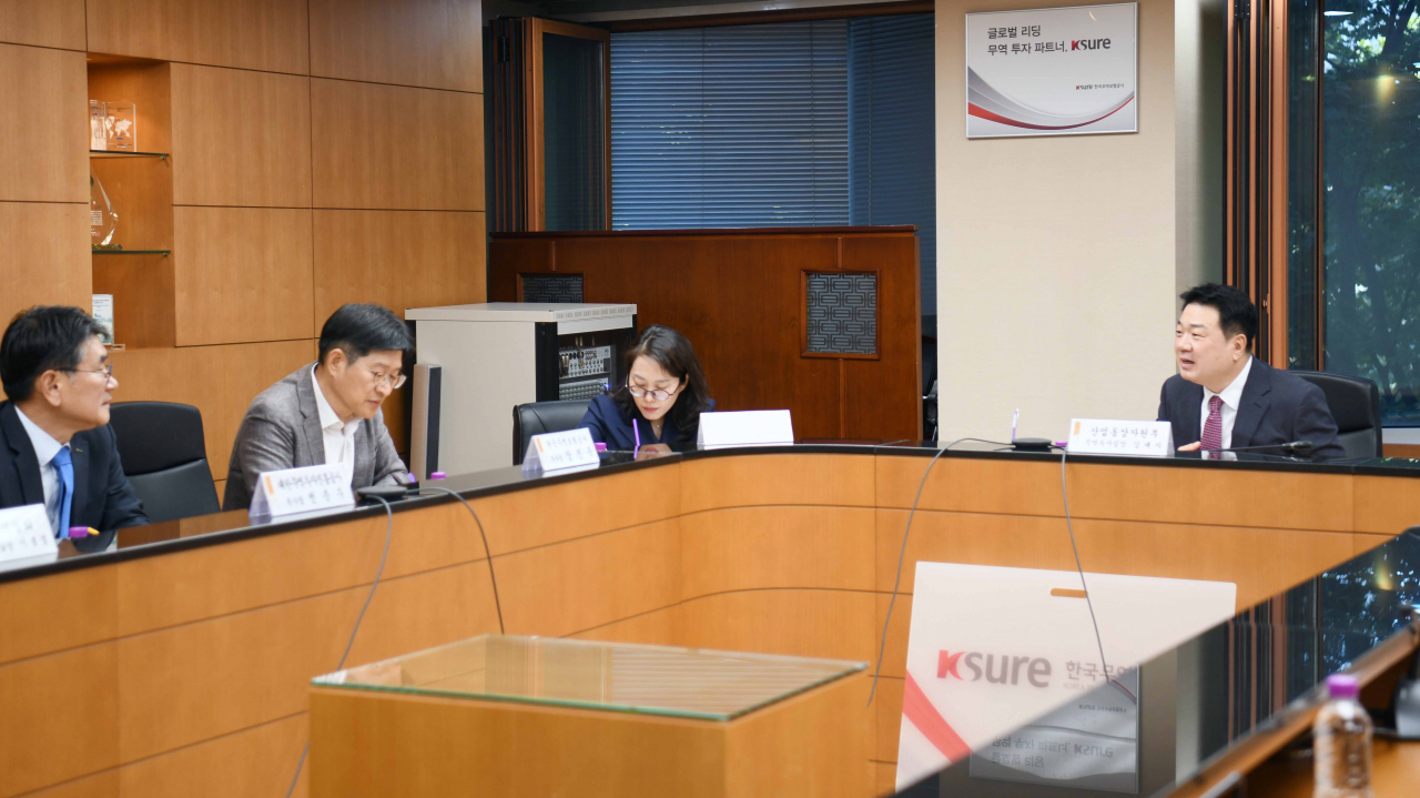 김대자(오른쪽) 산업통상자원부 무역투자실장이 2일 서울 종로구 종로구 한국무역보험공사에서 긴급 수출비상대책반 회의를 주재하고 있다.[산업통상자원부 제공]