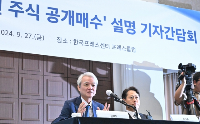 강성두(왼쪽) 영풍 사장이 지난달 27일 오전 서울 중구 프레스센터 내 프레스클럽에서 열린 고려아연 주식 공개매수 설명 기자간담회에 참석해 발언하고 있다. 임세준 기자