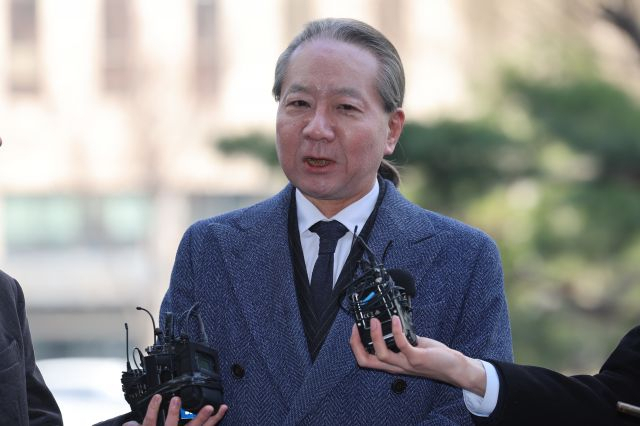 주수호 대한의사협회 비상대책위원회 언론홍보위원장이 지난 3월 오전 전공의 집단 사직 공모 의혹 관련 포렌식 참관을 위해 서울 마포구 서울경찰청 공공범죄수사대로 출석하며 입장을 밝히고 있다. [연합]