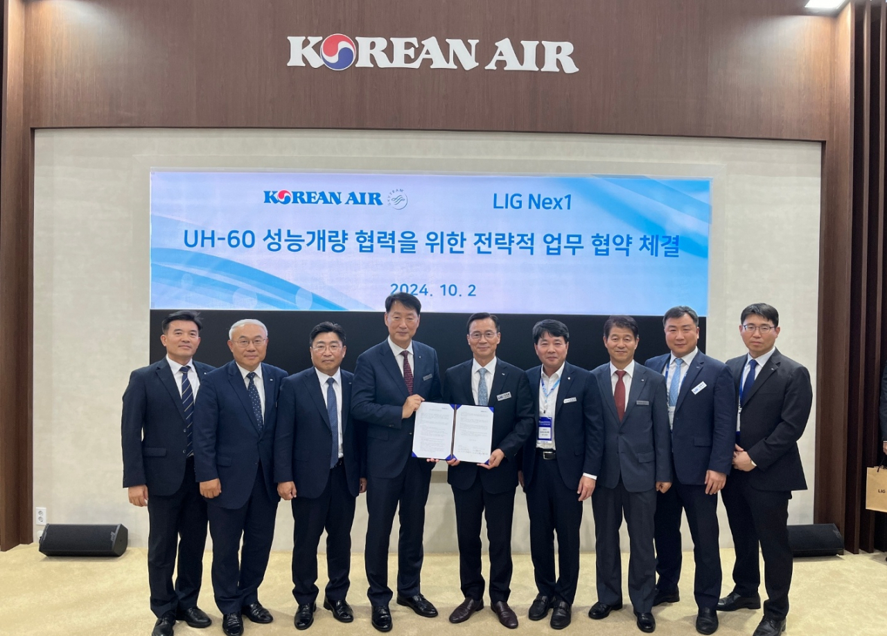 대한항공과 LIG넥스원은 2일 오후 충남 계룡대에서 열린 ‘2024 대한민국 국제방위산업전시회(KADEX)’에서 UH-60 헬리콥터 성능개량 개발 협력을 위한 양해각서(MOU)를 체결했다. 박정우(왼쪽 네번째) 대한항공 항공우주사업본부장, 신익현(왼쪽 다섯번째) LIG넥스원 대표이사 및 관계자들이 기념촬영하고 있다. [