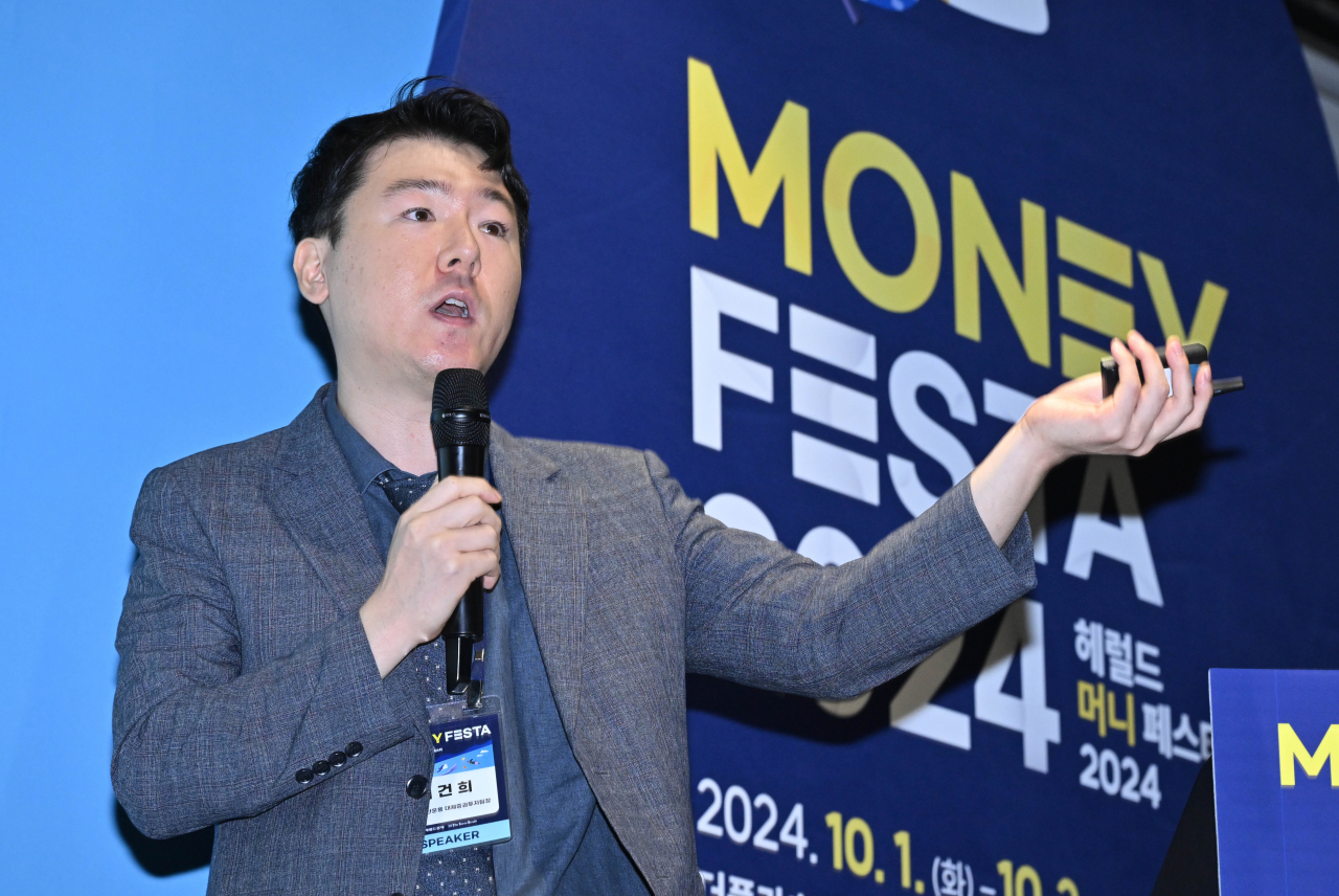 이건희 이지스자산운용 대체증권투자 팀장이 2일 오전 서울 강남구 코엑스 더플라츠에서 열린 헤럴드 머니 페스타 2024에서 ‘상장리츠의 이해와 투자활용’의 주제로 강연을 하고 있다. ‘헤럴드 머니페스타 2024’는 ‘경제적 자유’란 미래를 설계하는 데 유용한 행사로 취업 준비생부터 직장인, 자영업자는 물론, 은퇴 후 행복한 삶을 계획 중인 중년층 등 다양한 계층을 위한 주식·부동산·금융상품·절세·가상자산 등 재테크와 관련한 모든 정보가 총망라된다. 임세준 기자