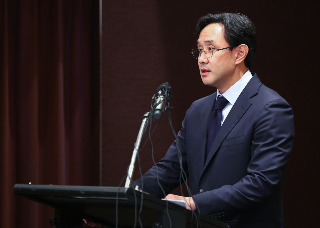 최윤범 고려아연 회장이 2일 오후 서울 용산구 그랜드하얏트 호텔에서 열린 고려아연 기자회견에 참석해 발언하고 있다. [연합]