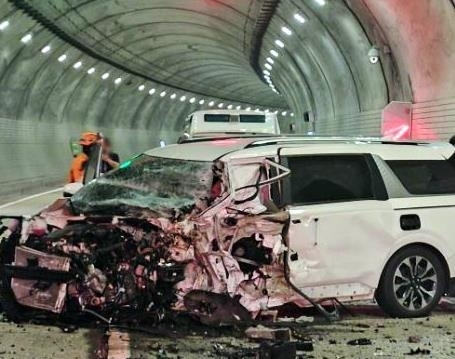 지난달 16일 오전 1시 27분께 강원 영월군 국도 38호선 영월2터널에서 승합차가 역주행하던 SUV 차량과 정면충돌해 2명이 숨지고 5명이 다쳤다. [강원특별자치도 소방본부]