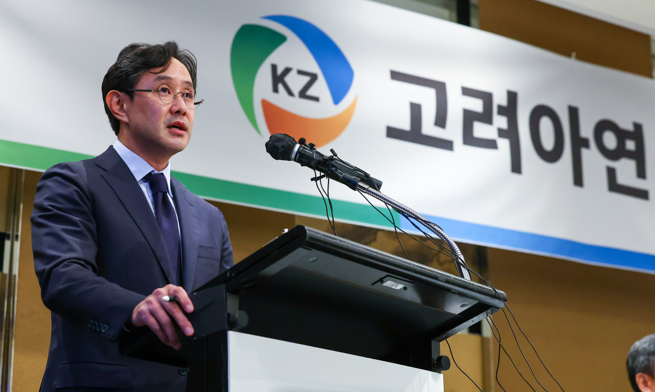 최윤범 고려아연 회장이 2일 오후 서울 용산구 그랜드하얏트 호텔에서 열린 고려아연 기자회견에 참석해 발언하고 있다. [연합]