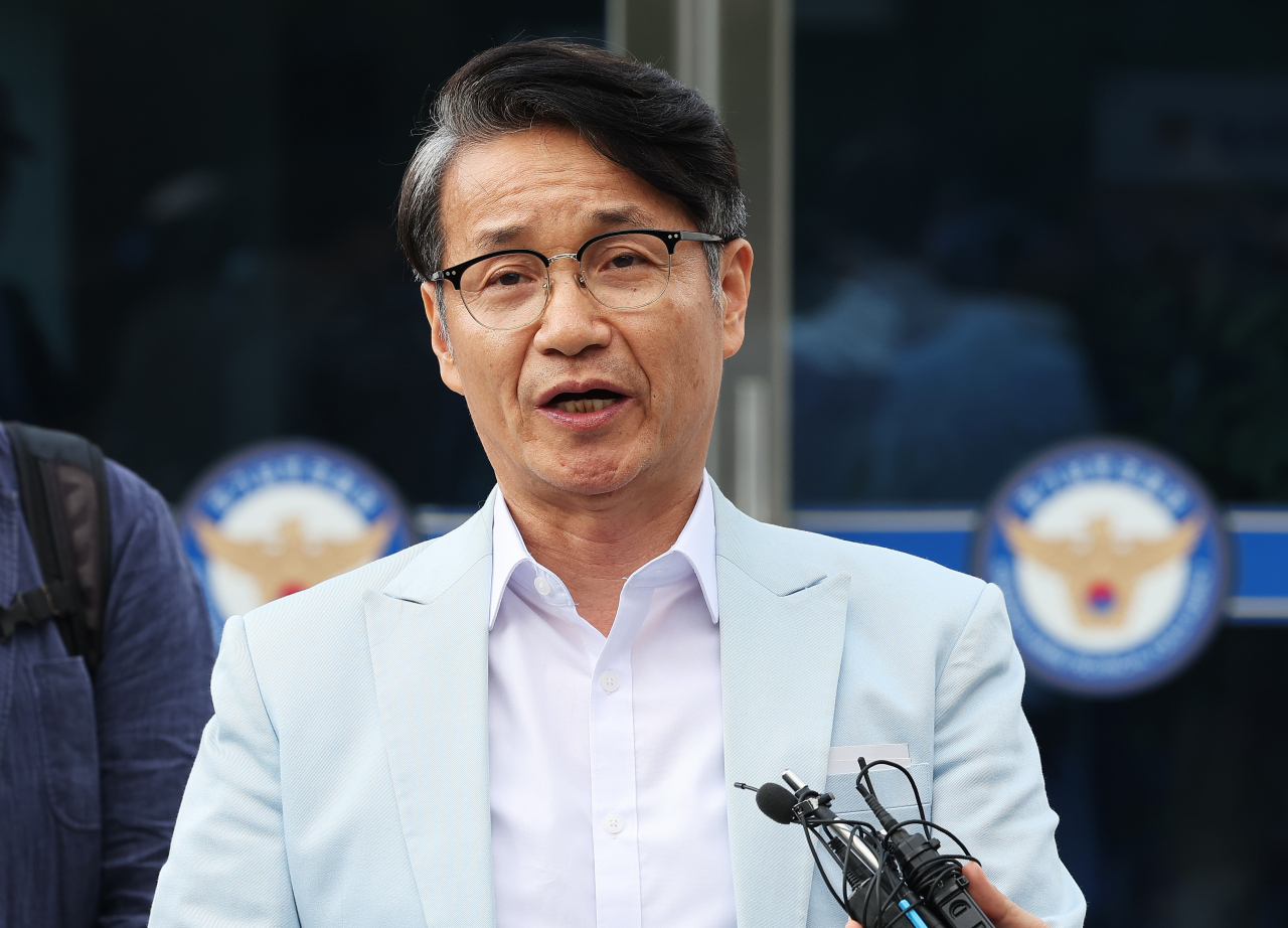 불법 선거운동 혐의로 입건된 최재영 목사가 지난달 27일 오전 경기도 수원시 경기남부경찰청으로 출석하며 취재진 질문에 답하고 있다. [연합]