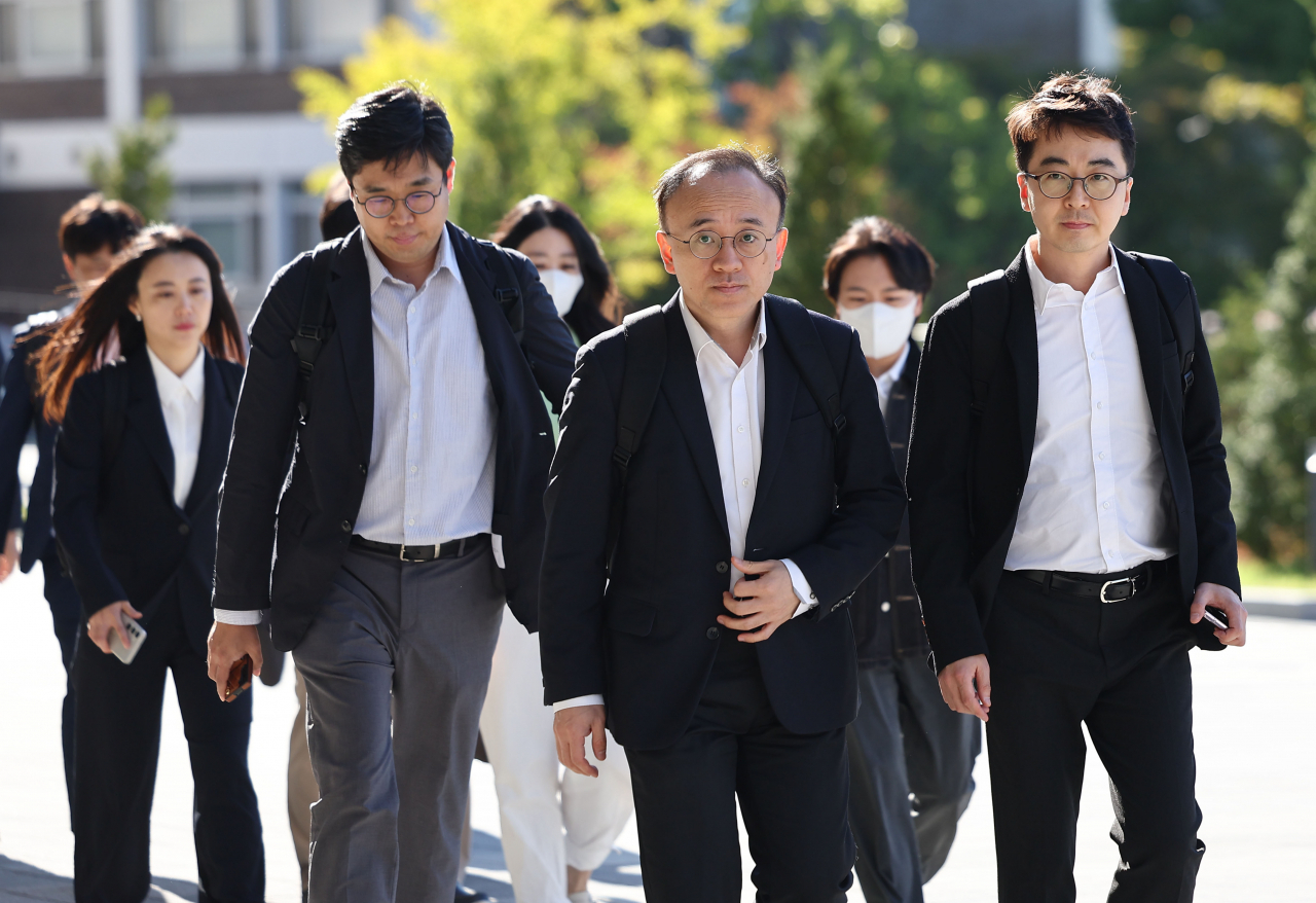 서울대 의과대학이 전국에서 처음으로 학생들이 집단으로 낸 휴학계를 일괄 처리한 가운데 2일 오후 안상훈 교육부 감사총괄담당관을 비롯한 교육부 관계자들이 감사를 위해 관악구 서울대학교 행정관에 들어서고 있다. [연합]