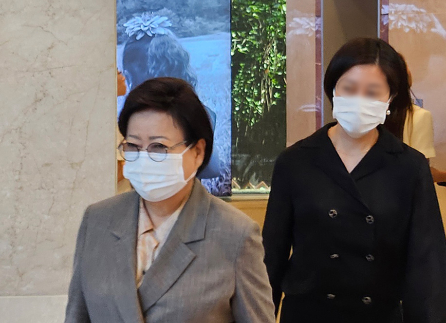 송영숙 한미약품그룹 회장(왼쪽)이 지난달 27일 서울 송파구 한미약품그룹 사옥에서 열린 한미사이언스 이사회를 마친 뒤 건물 밖으로 나가고 있다. [연합]