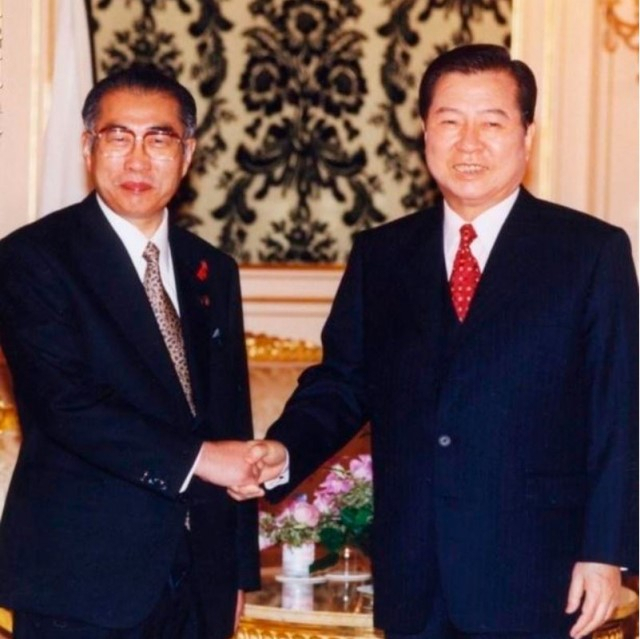1998년 10월 8일 오부치 게이조(왼쪽) 당시 일본 총리대신과 김대중 전 대통령이 악수를 하고 있다. [헤럴드DB]