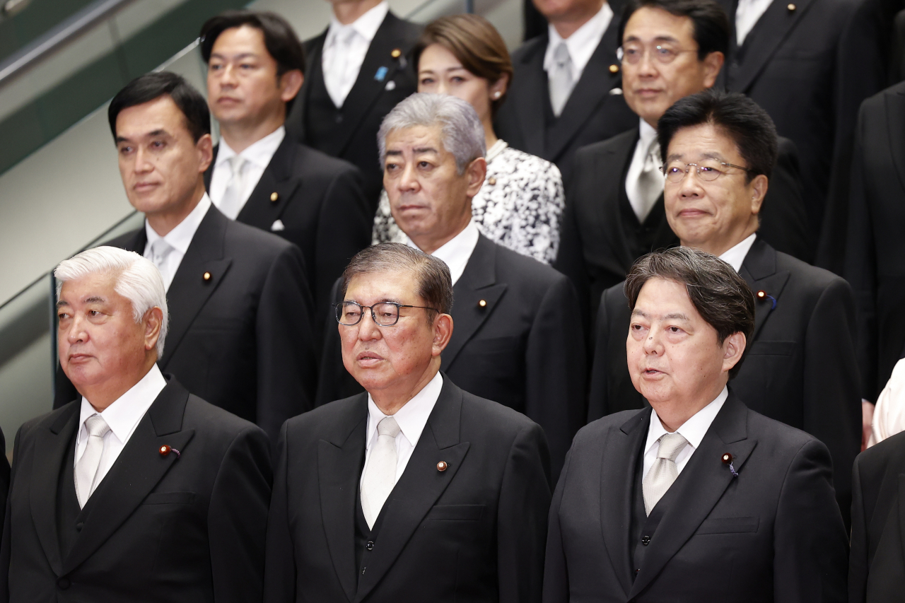 1일 새롭게 출범한 일본 이시바 시게루 내각이 도쿄 총리 관저에서 기념 촬영을 하고 있다. [연합]