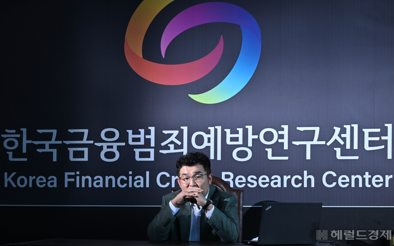 이기동 한국금융범죄예방연구센터장이 25일 오후 인천 서구 사무실에서 헤럴드경제와 인터뷰에 앞서 사진 촬영을 위한 포즈를 취하고 있다. 임세준 기자