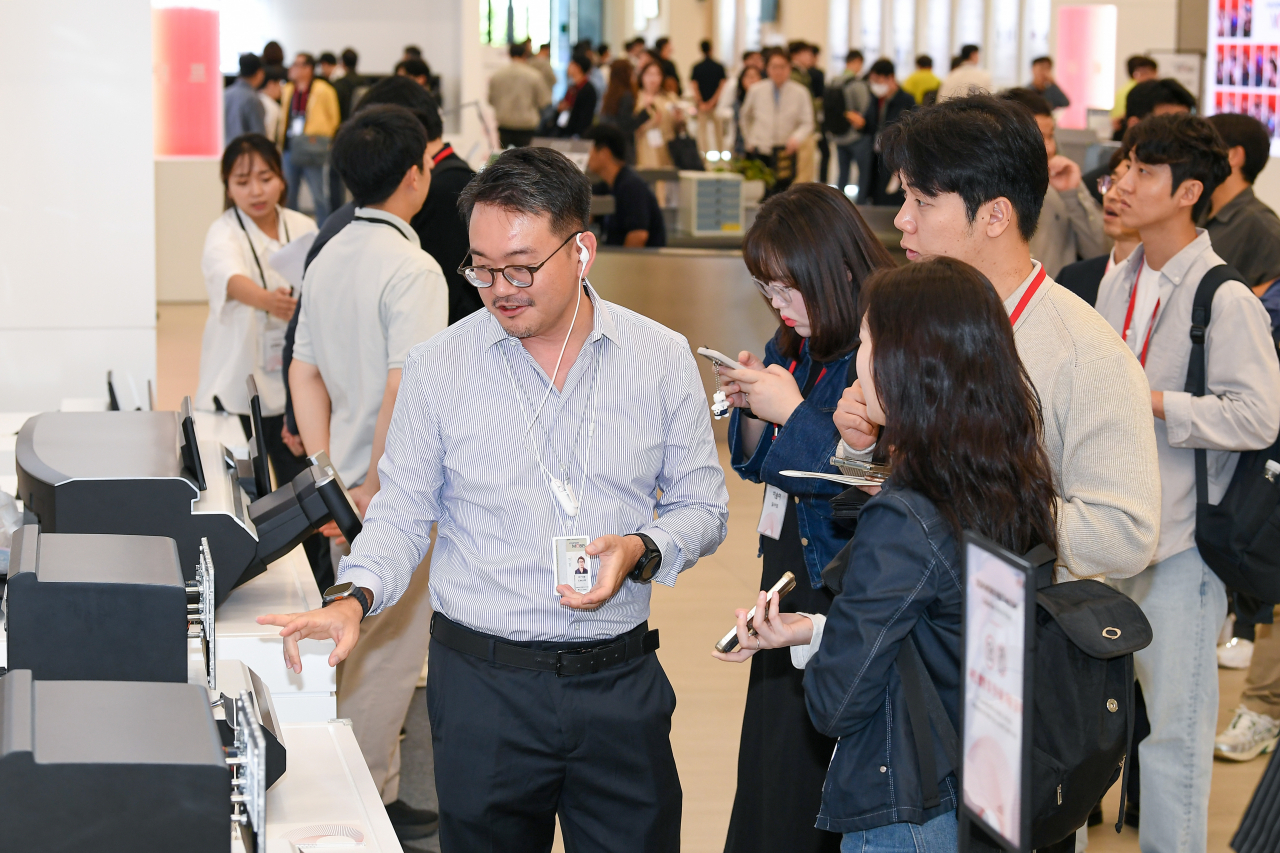 온라인 슬롯가 개최한 ‘2024 R&D 테크데이’에서 관람객들이 제품을 개발한 연구원들로부터 설명을 듣고 있다. [온라인 슬롯 제공]