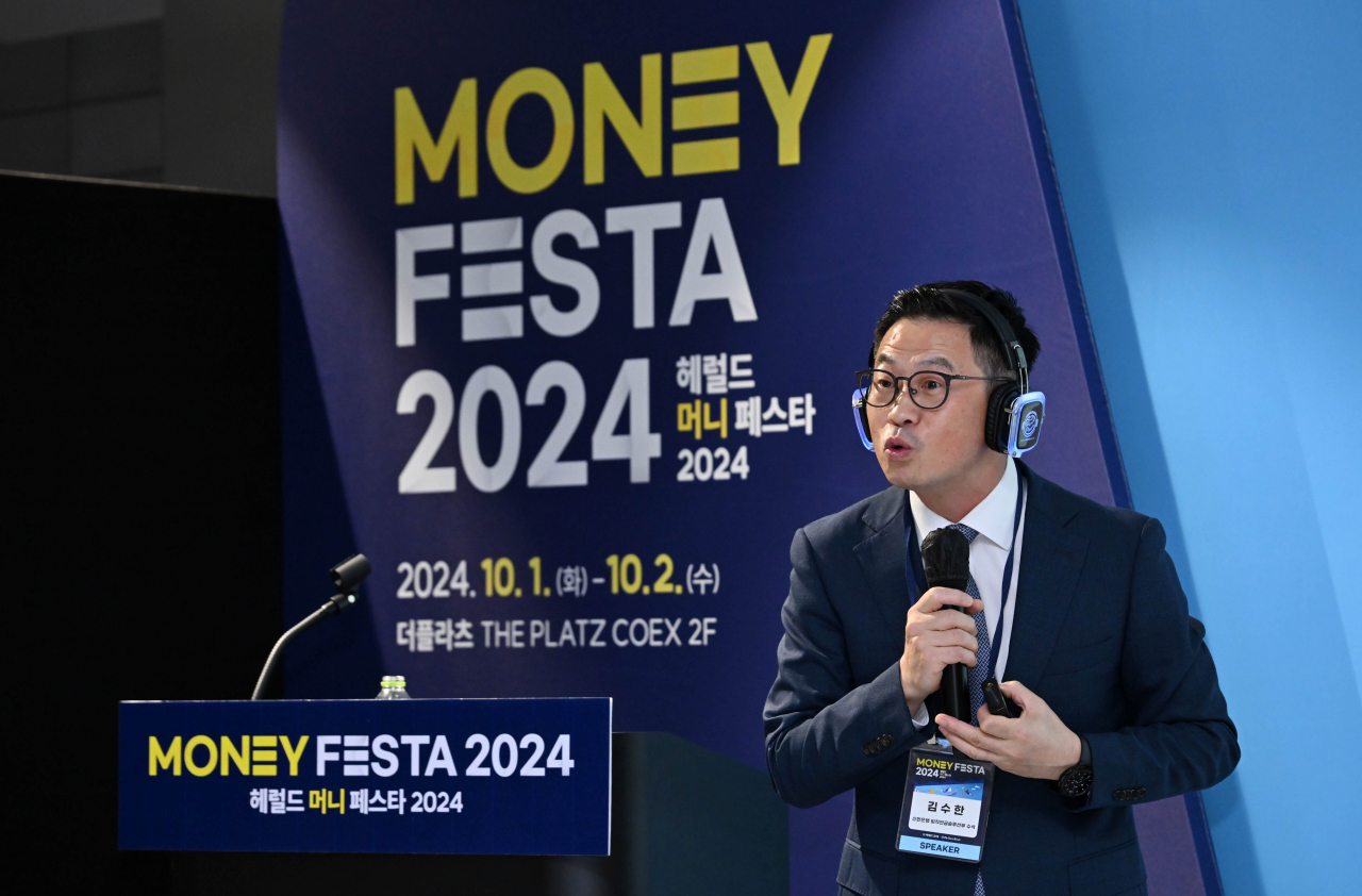 김수한 신한은행 퇴직연금솔루션부 수석이 2일 오전 서울 강남구 코엑스 더플라츠에서 열린 '헤럴드 머니 페스타 2024'에서 '연금자산관리 필요성과 운용전략'의 주제로 강연을 하고 있다. ‘헤럴드 머니페스타 2024’는 ‘경제적 자유’란 미래를 설계하는 데 유용한 행사로 취업 준비생부터 직장인, 자영업자는 물론, 은퇴 후 행복한 삶을 계획 중인 중년층 등 다양한 계층을 위한 주식·부동산·금융상품·절세·가상자산 등 재테크와 관련한 모든 정보가 총망라된다. 이상섭 기자
