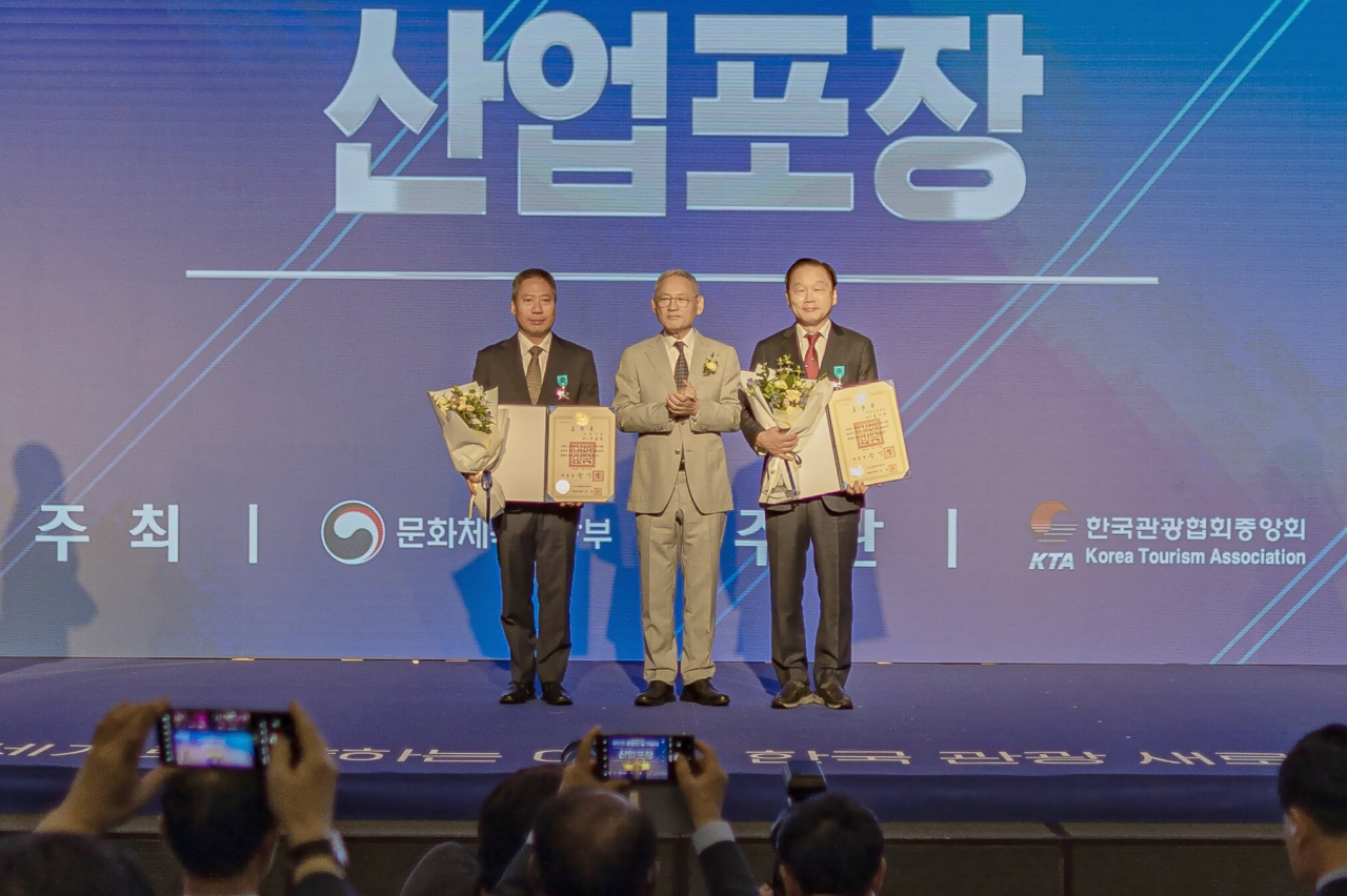 시상식 단상에 오른 유인촌 문체부장관(가운데)과 길기연 대표(오른쪽)