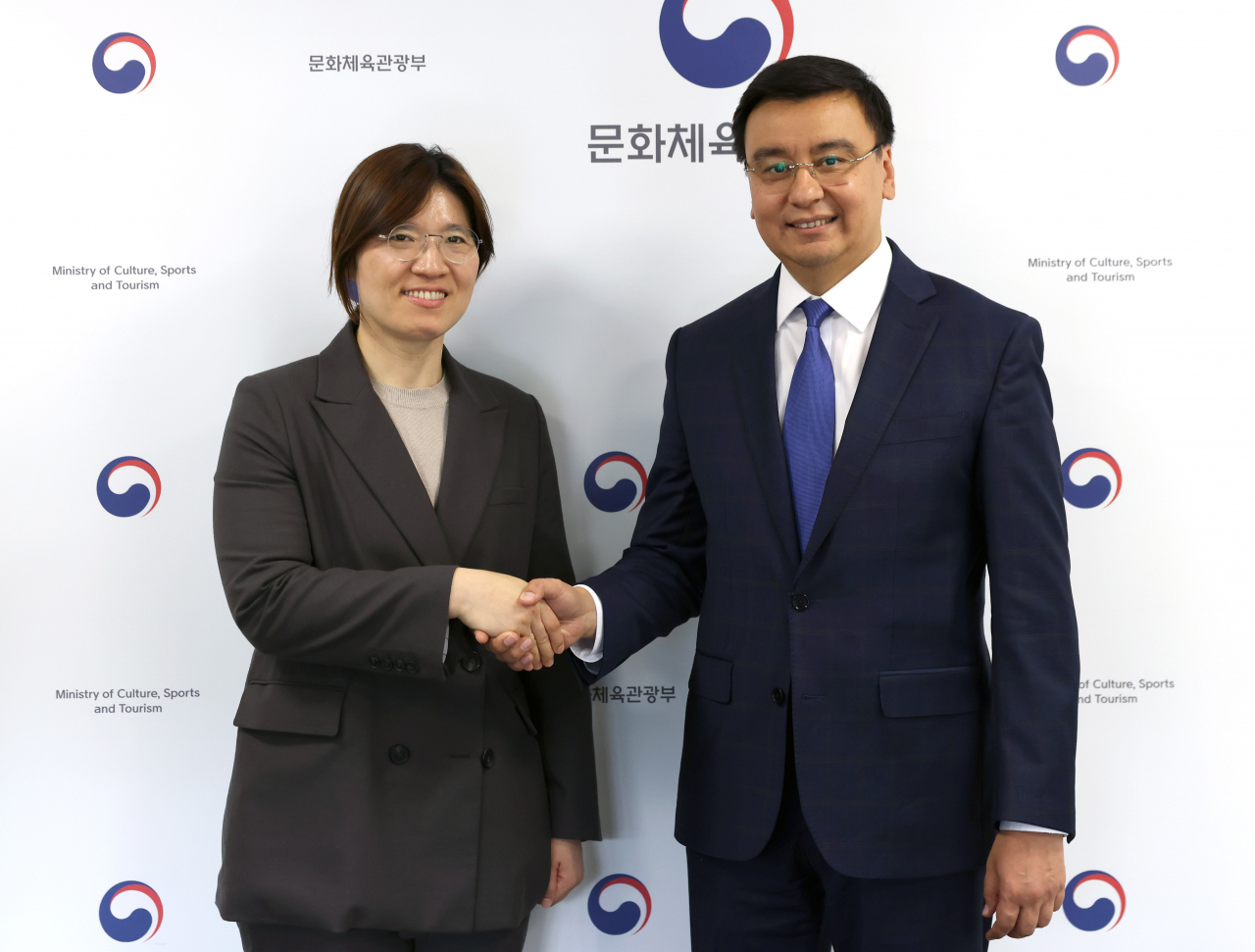 장미란차관과 환담을 나눈뒤 악수하고 있는 우즈베키스탄 관광위원회 우미드 샤디에프(Mr. Umid Shadiev) 장관