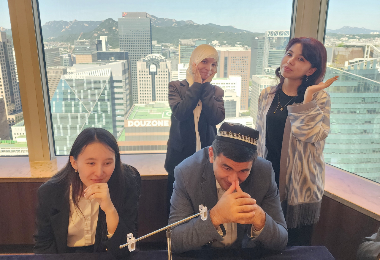 서울 롯데월드 36층에선, 고국 분들이 오셨으니 또 한 컷. 부끄러워 하는 우즈베키스탄 관광 스태프 아저씨의 모습이 정겹다.