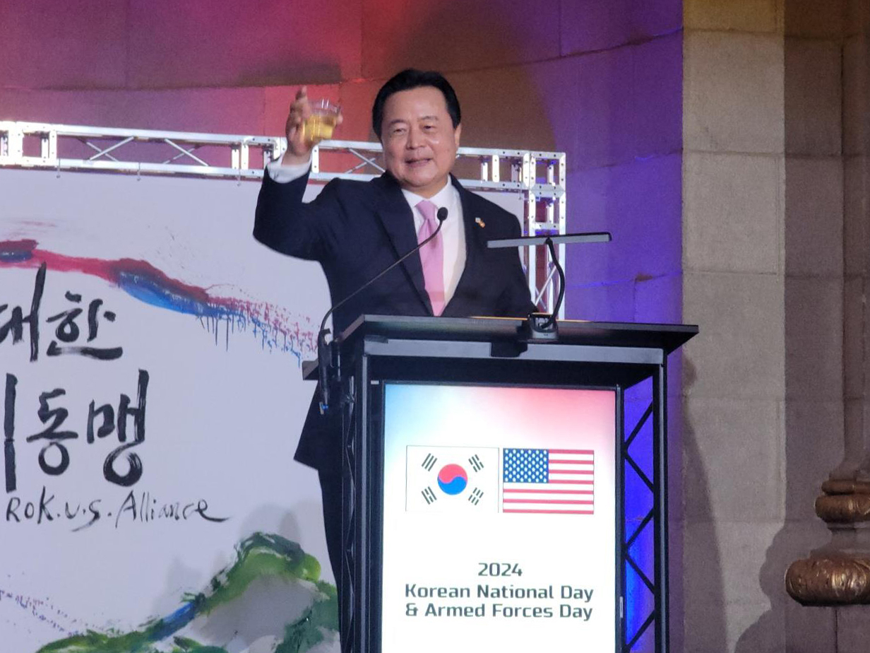 조현동 주미대사가 2일(현지시간) 미국 워싱턴 DC의 앤드류 W. 멜론 강당에서 열린 한국 국경일 및 국군의날 리셉션에서 참석자들에게 건배를 제안하고 있다. [연합]