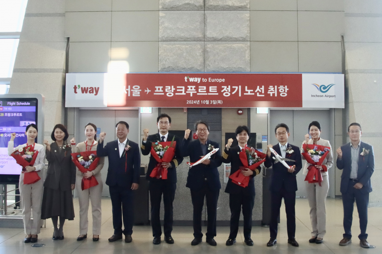 정홍근 티웨이항공 대표이사(왼쪽에서 여섯 번째), 신동익 인천국제공항공사 허브화전략처장(오른쪽에서 세 번째), 박인섭 티웨이항공 객실본부장(왼쪽에서 두 번째), 황영조 티웨이항공 운송담당상무(왼쪽에서 네 번째), 조병태 티웨이항공 인천공항지점장(오른쪽에서 첫 번째)이 3일 오전 인천국제공항에서 열린 프랑크푸르트 정기 노선 취항식에서 기념촬영을 하고 있다. [티웨이항공 제공]