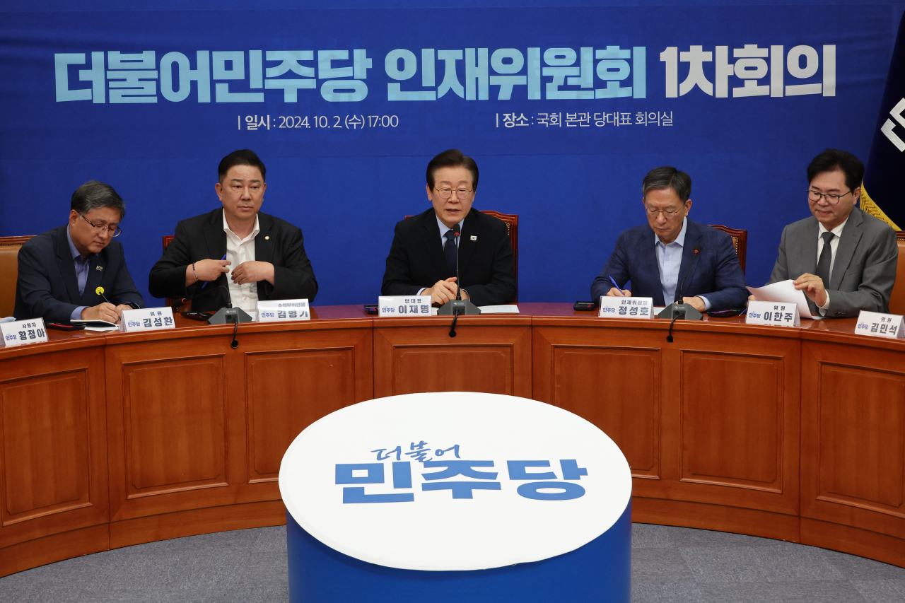 더불어민주당 이재명 대표(왼쪽 세번째)가 2일 오후 서울 여의도 국회에서 열린 인재위원회 1차 회의에서 발언하고 있다. [연합]
