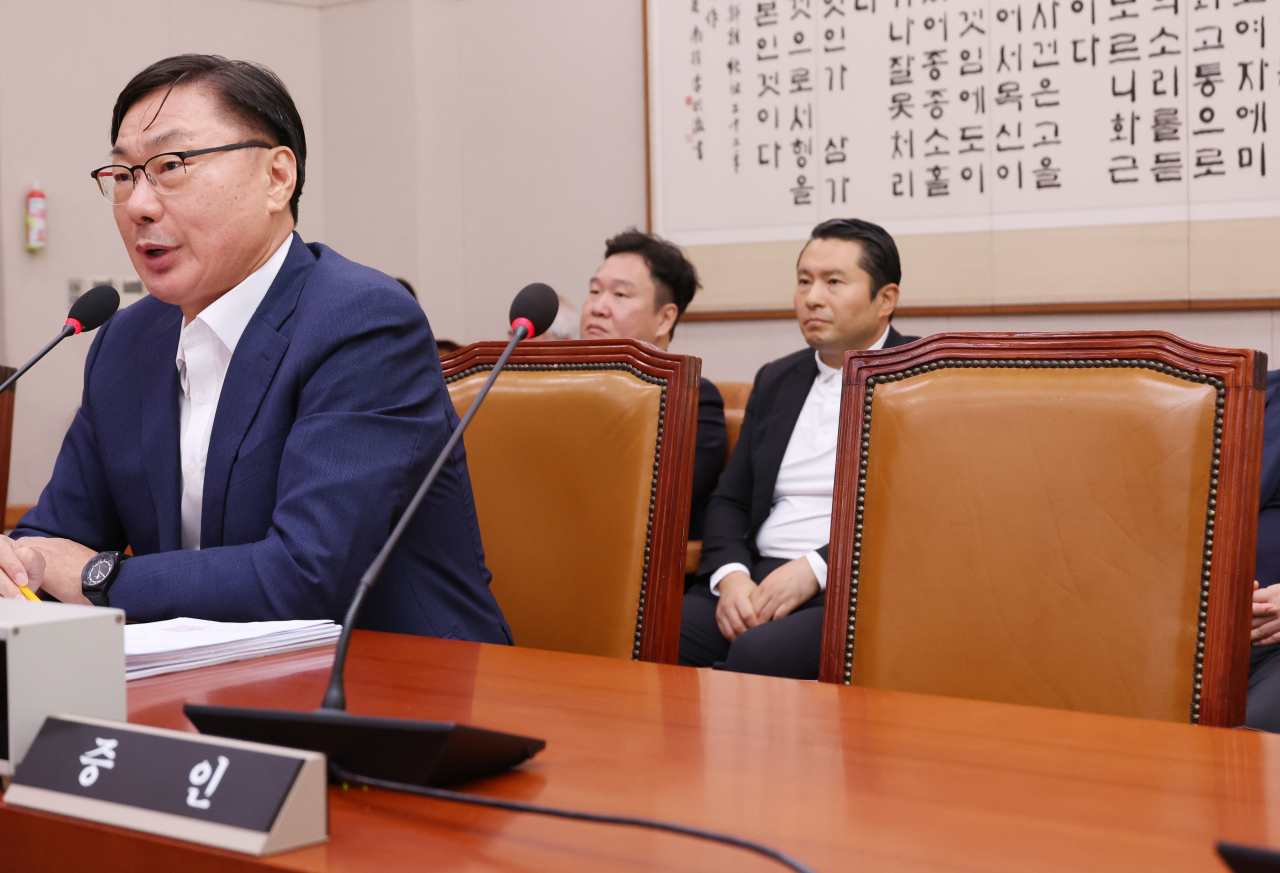 이화영 전 경기도 평화부지사가 2일 국회 법제사법위원회에서 열린 박상용 수원지검 부부장검사에 대한 '탄핵소추 사건 조사' 관련 청문회에 출석해 발언 중인 가운데 박 검사의 빈 자리가 눈에 띈다. [연합]