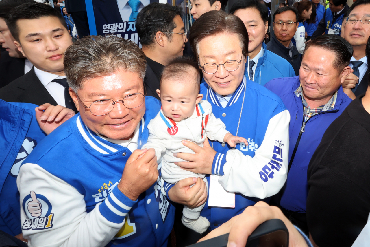 10·16 재보궐선거 공식 선거운동이 시작한 3일 오전 전남 영광군 영광터미널시장 인근에서 더불어민주당 이재명 대표가 영광군수 재선거에 출마한 장세일 후보 지원 유세를 하고 있다. [연합]