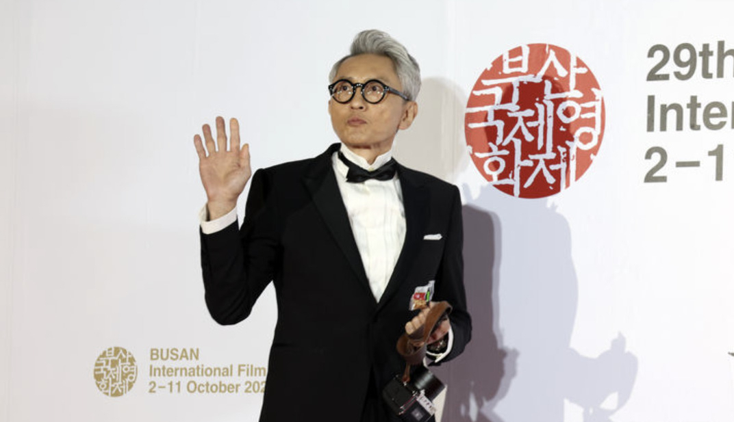 영화 ‘고독한 미식가 더 무비’ 감독으로 데뷔한 마츠시게 유타카가 2일 부산 영화의전당에서 열린 제29회 부산국제영화제 개막식에서 영화 속 등장하는 ‘건낫토’를 먹으며 레드카펫을 밟았다. 그는 영화에서 주연 배우로도 등장한다. [뉴시스]