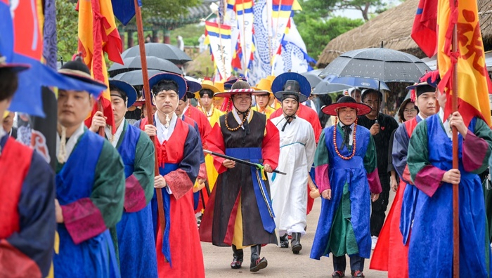 제29회 낙안읍성 민속문화축제가 3일 개막된 가운데 주요 내빈들이 조선시대 복장 차림으로 입장하고 있다.