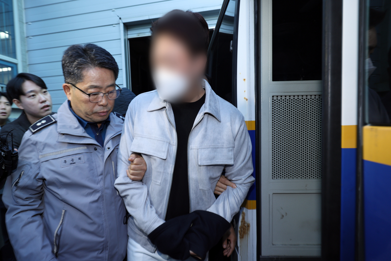 4일 오전 광주 서구 서부경찰서에서 '뺑소니 사망사고' 마세라티 운전자 김모(33) 씨가 검찰로 송치되고 있다. 연합뉴스