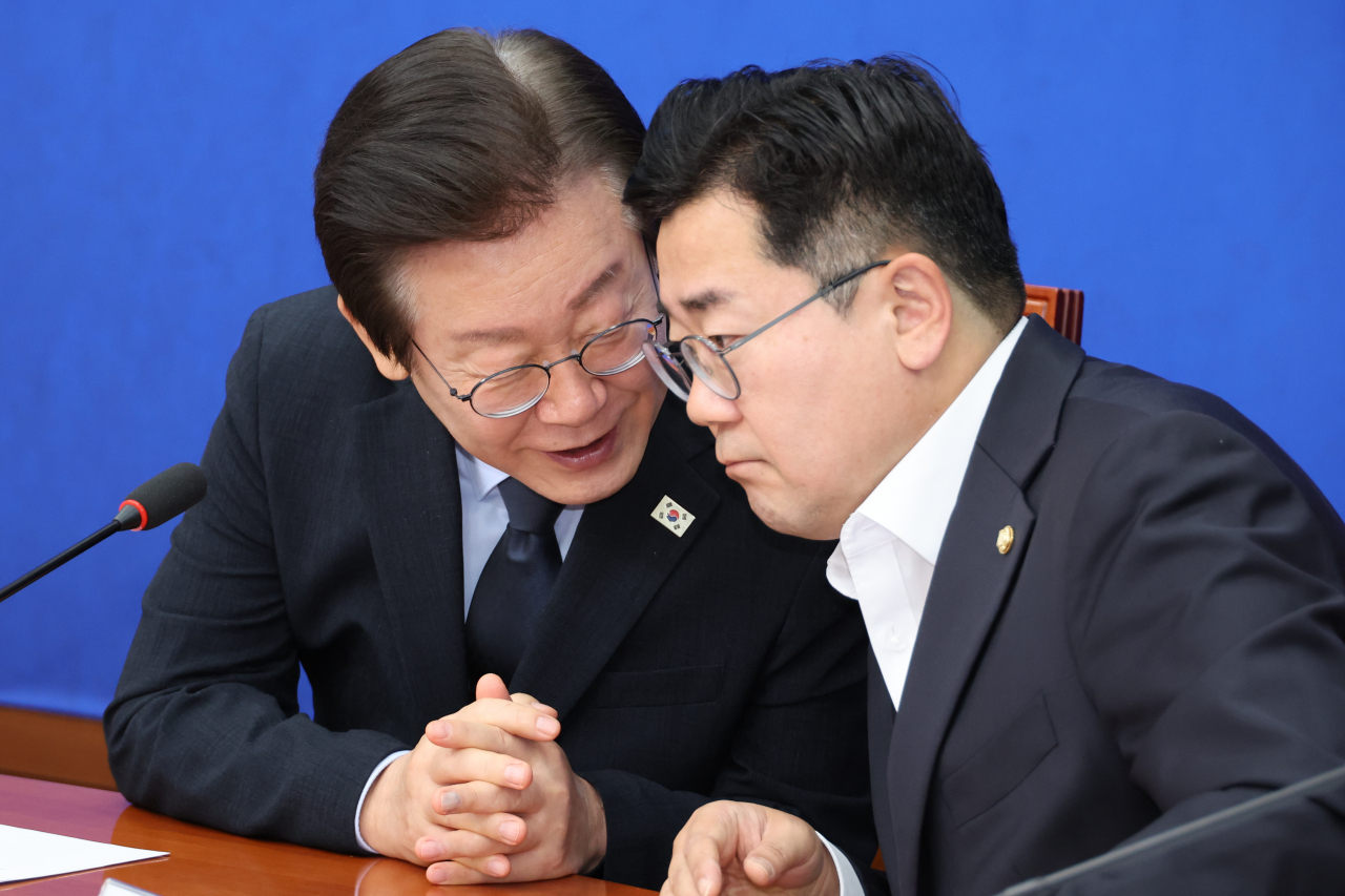 이재명 더불어민주덩 대표가 4일 오후 서울 여의도 국회에서 열린 최고위원회의에서 박찬대 원내대표와 대화하고 있다. [연합]