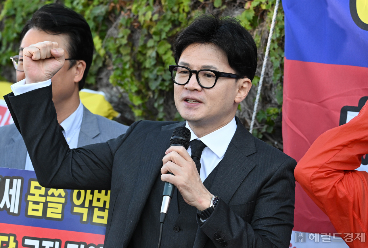 한동훈 국민의힘 대표가 4일 오전 서울 여의도 국회 앞에서 한국주식투자자연합회가 주최한 금융투자소득세(금투세) 폐지 촉구 집회에서 구호를 외치고 있다. 임세준 기자