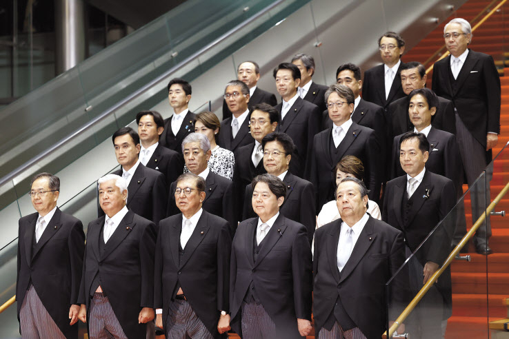 1일 새롭게 출범한 일본 이시바 시게루(앞줄 가운데) 내각이 도쿄 총리 관저에서 기념 촬영을 하고 있다. [EPA]