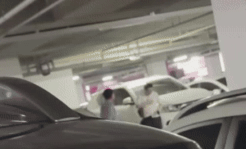 대리기사(오른쪽)가 자기 옷 냄새를 맡는 모습. [온라인 커뮤니티]