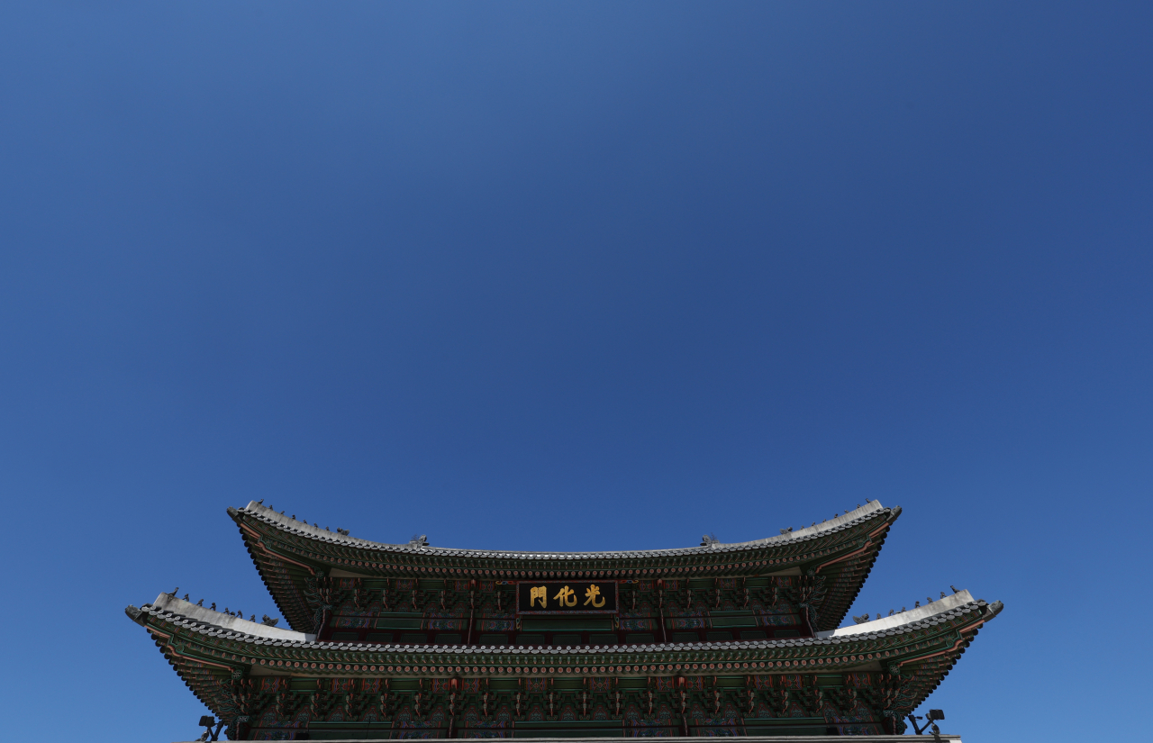 토요일인 5일 전국에 가끔 구름이 많은 가운데 대부분 지역에서 낮 기온이 25도 내외로 올라 일교차가 15도 내외로 크겠다. 사진은 전국적으로 완연한 가을 날씨를 보인 4일 오후 서울 광화문 위로 푸른 하늘이 펼쳐져 있는 모습. [연합]