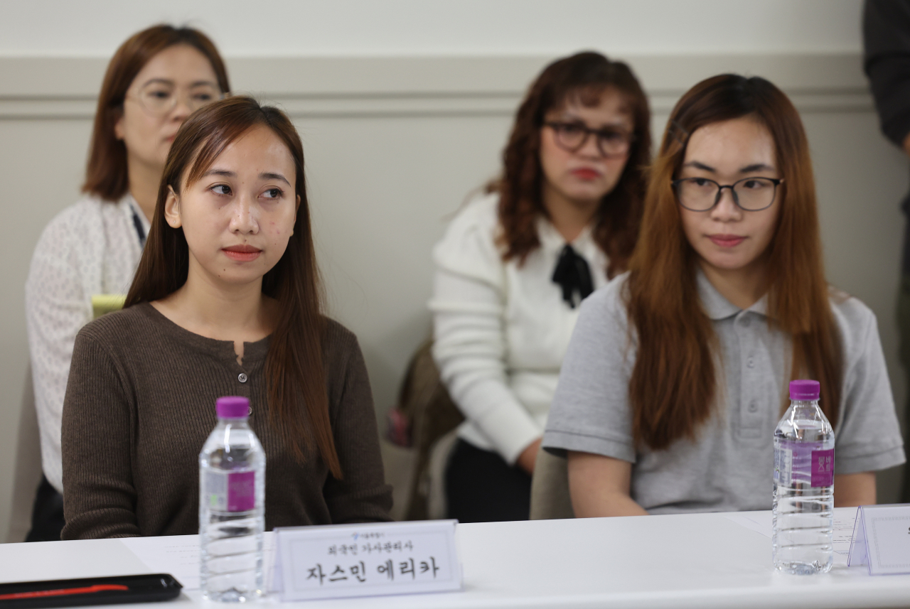 서울시의 ‘외국인 가사관리사 시범사업’으로 입국했다가 지난달 숙소에서 나간 뒤 복귀하지 않은 필리핀 가사관리사 2명이 부산에서 검거됐다. 사진은 서울시 외국인 가사관리사 시범사업 관계자 간담회에서 외국인 가사관리사가 발언을 듣고 있는 모습. [연합]