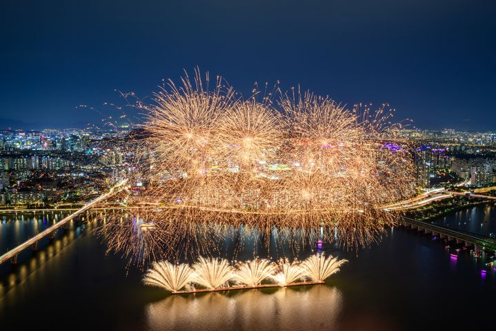서울세계불꽃축제 2023에서 선보인 불꽃 축제 [사진=한화]