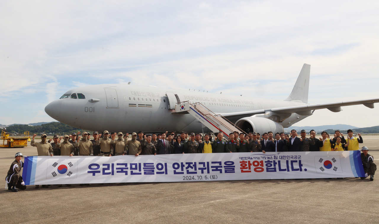 무장단체 헤즈볼라를 상대로 한 이스라엘의 지상작전이 진행 중인 레바논 체류 국민 수송작전을 마친 군과 정부 관계자들이 5일 오후 서울공항에서 기념촬영을 하고 있다. [연합]