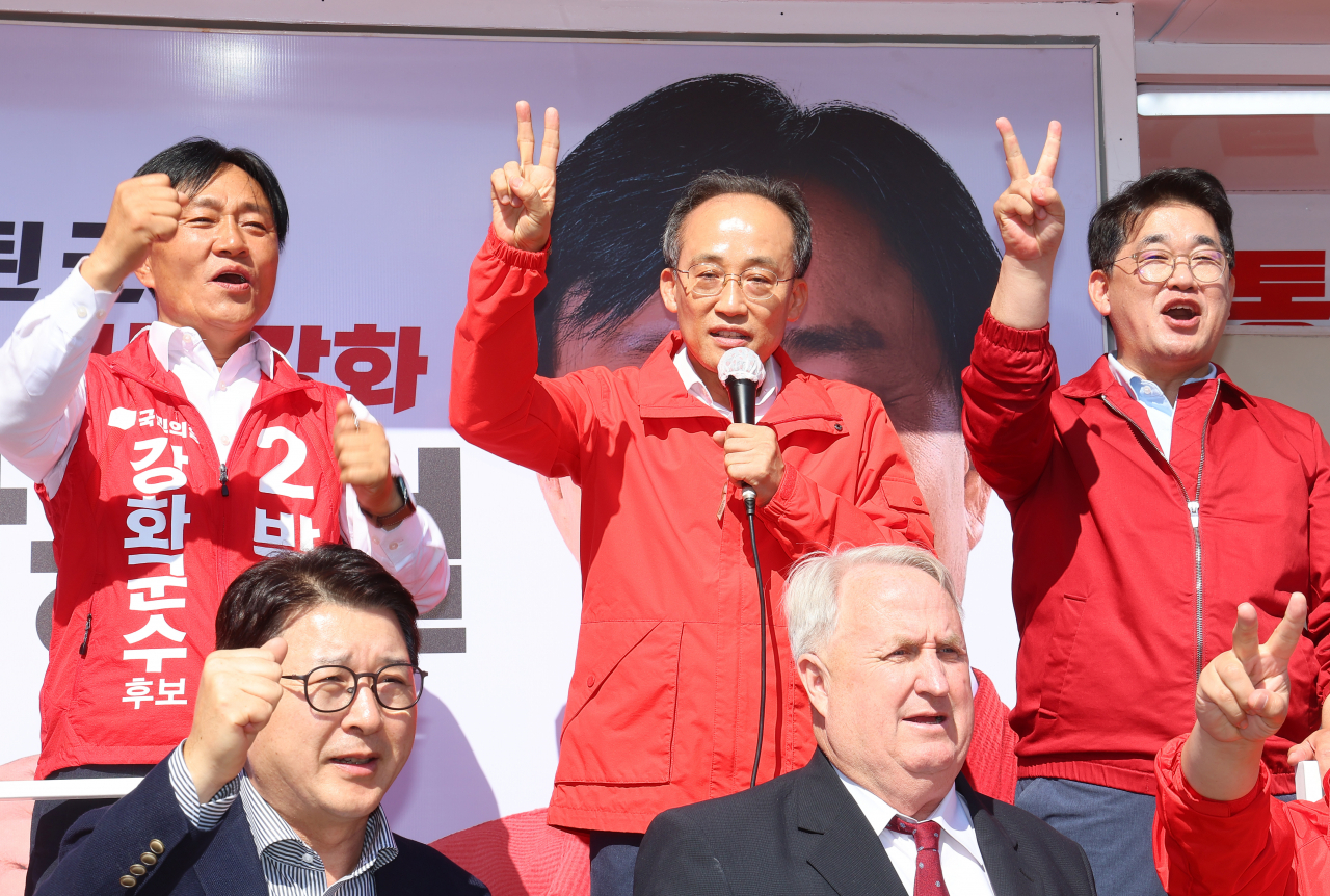 국민의힘 추경호 원내대표가 10·16 재보선 공식 선거운동이 시작된 3일 오후 인천 강화군 수협사거리에서 열린 박용철 강화군수 후보 출정식에서 박 후보의 지지를 호소하고 있다. [연합]