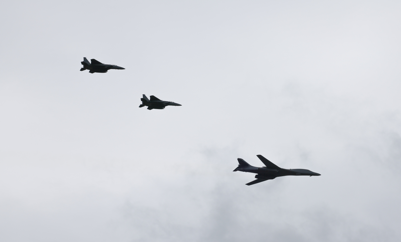 미 공군의 초음속 전략폭격기인 B-1B 랜서(오른쪽)가 1일 성남 서울공항에서 열린 건군 76주년 국군의날 기념식에 처음으로 등장해 F-15K의 호위를 받으며 비행하고 있다.[연합]