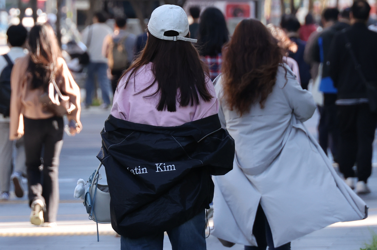 4일 오전 서울 시내에서 두툼한 옷을 걸친 시민들이 출근하고 있다.[연합]