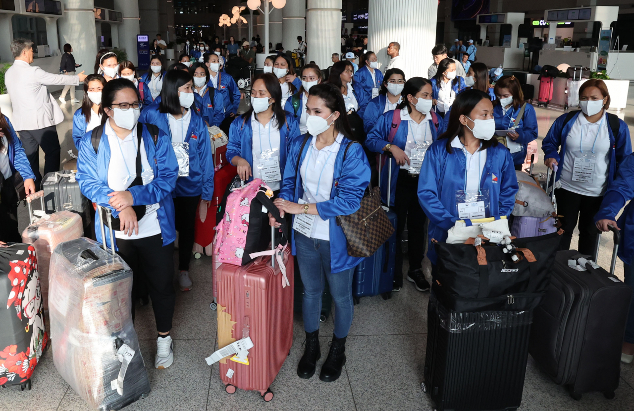 외국인 가사관리사 시범사업에 참여하는 필리핀 가사관리사들이 지난 8월 인천국제공항 제1터미널을 통해 입국하고 있다. [공항사진기자단]