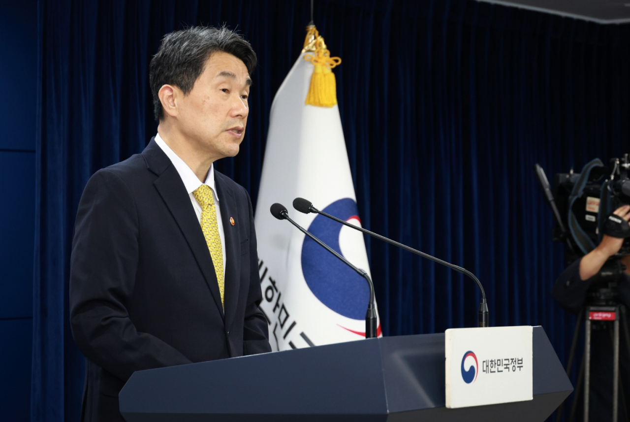 이주호 부총리 겸 교육부 장관이 6일 서울 종로구 정부서울청사에서 의과대학 학사 정상화를 위한 비상 대책(안) 발표를 하고 있다. [연합]