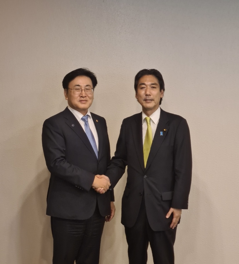 유상임(왼쪽) 장관과 기우치 미노루 일본 내각부 경제안보대신.[과기정통부 제공]