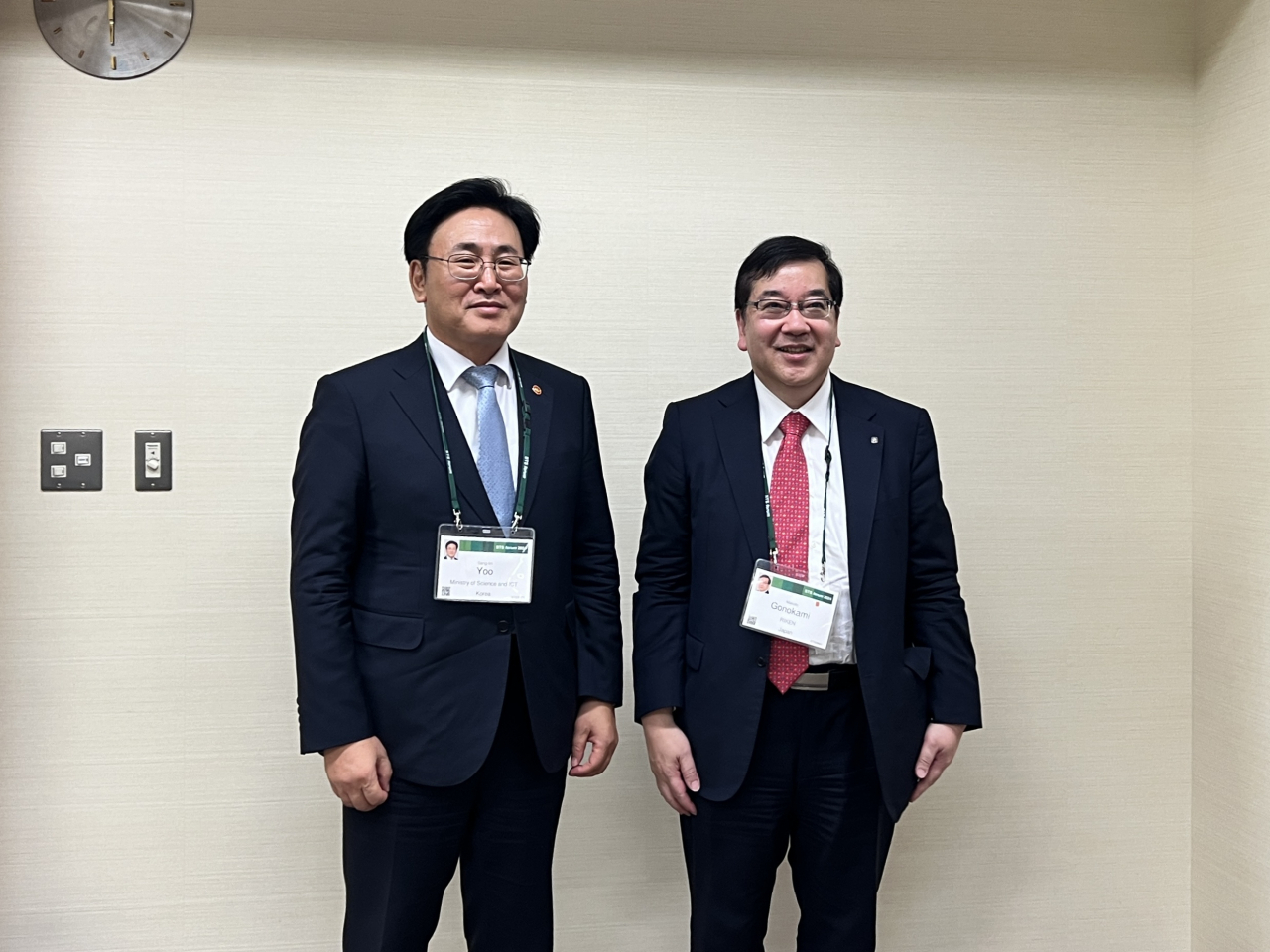 유상임(왼쪽) 장관이 일본 이화학연구소(RIKEN) 이사장과 기념촬영을 하고 있다.[과기정통부 제공]