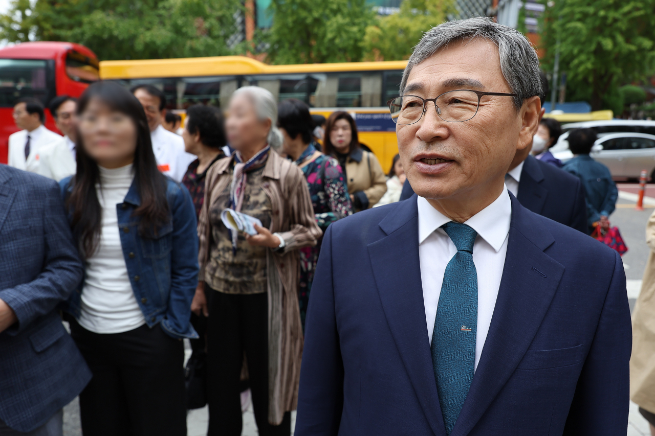 서울시교육감 보궐선거 진보 진영 단일 후보인 정근식 후보가 6일 오전 서울 영등포구 순복음교회에서 예배를 마친 후 시민들에게 인사하고 있다. [연합]