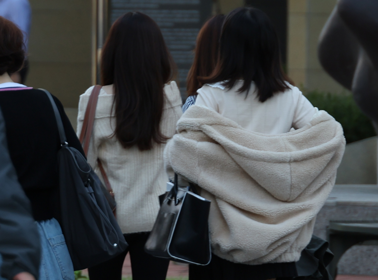 4일 오전 서울 시내에서 두툼한 옷을 걸친 시민들이 출근하고 있다.[연합]
